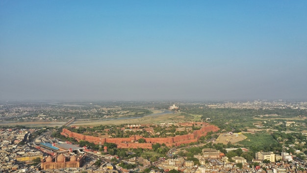 Ripresa aerea della città di agra con taj-mahal