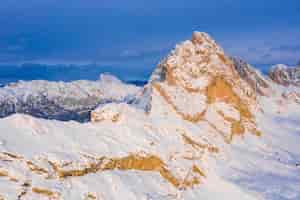 Foto gratuita ripresa aerea di un incredibile paesaggio innevato sotto la luce del sole