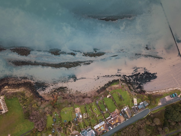 Free photo aerial shot of the area of the sandsfoot beach, weymouth, dorset taken with a drone