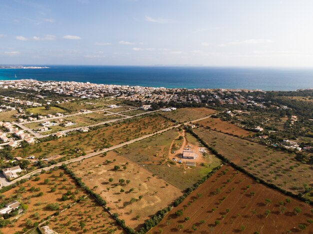 スペインのマヨルカバレアレス諸島の美しい青い海と建物の空中ショット