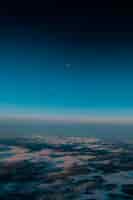 Foto gratuita ripresa aerea di un bellissimo paesaggio coperto di neve al mattino presto