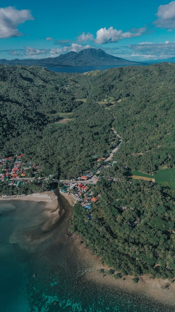 フィリピンの美しい海岸の村の空中ショット