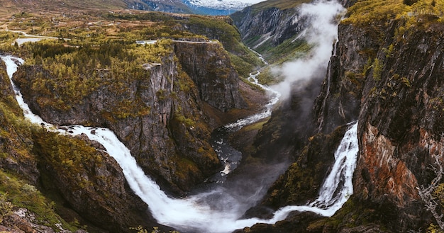 Аэрофотоснимок красивых водопадов над горами, сделанный в Норвегии