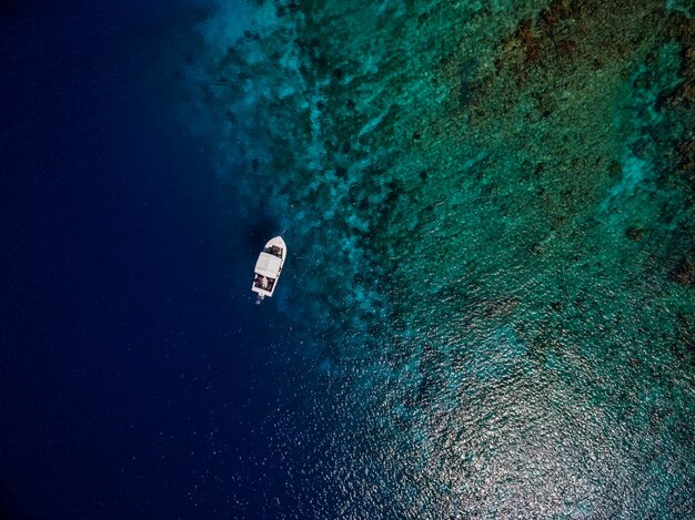 ボネール島、カリブ海の美しい青い海でボートの空中ショット