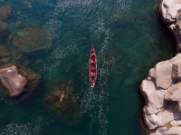 Free photo aerial shot of a boat in the spiti river, india