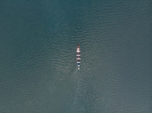Воздушный снимок лодки на реке Спити, Индия