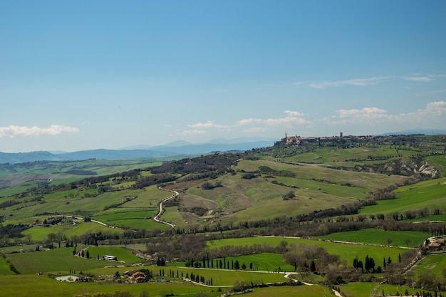 イタリアで撮影された美しい空の下、息を呑むような草で覆われたフィールドの空中ショット