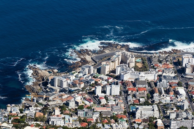 Free photo aerial shot of a busy city at the ocean shore