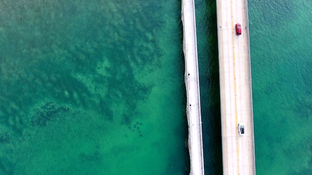 플로리다에서 바다 위의 다리에서 운전하는 자동차의 공중 샷
