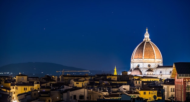 夜のサンタマリアデルフィオーレ大聖堂とフィレンツェ、イタリアの建物の空中ショット