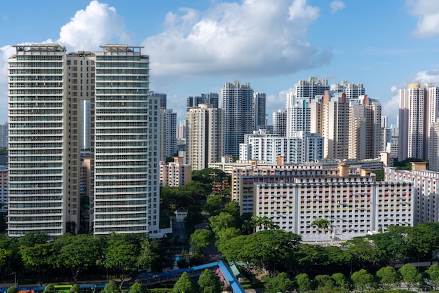 푸른 하늘 아래 Toa Payoh 싱가포르에서 도시 건물의 공중 촬영