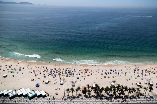 人でにぎわうブラジル、リオデジャネイロのコパカバーナビーチの空中ショット