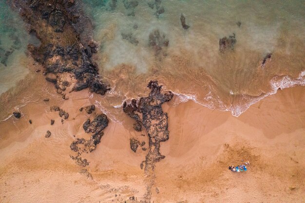 해변 해안에 누워 있는 여성의 항공 샷