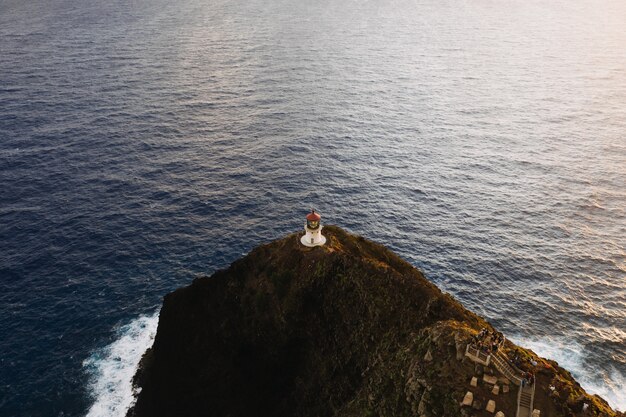 Аэрофотоснимок маяка на вершине скалы в открытом море