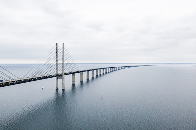 Foto gratuita ripresa aerea di un lungo ponte sospeso autoancorato attraverso il mare