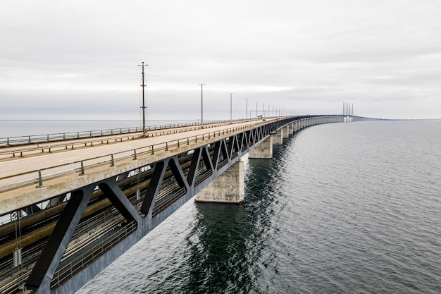 Аэрофотоснимок длинного подвесного моста с самофиксацией через море