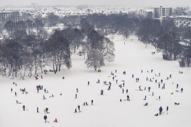 ドイツ、バイエルン州ミュンヘンの雪に覆われたトラックのあるルイトポルトパーク公園の空中ショット