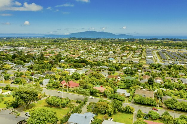 ニュージーランドのワイカナエの町の魅惑的な風景の空中ショット
