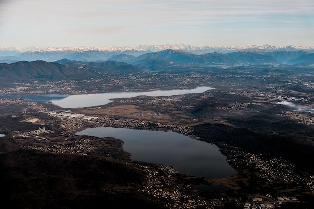 無料写真 風光明媚な湖のある郊外の谷の空中ショット