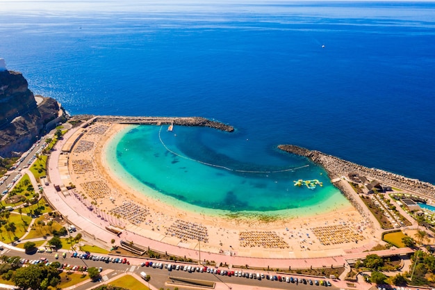 Бесплатное фото Аэрофотоснимок пляжа амадорес пуэрто в испании