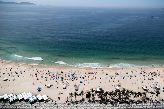 무료 사진 사람들로 붐비는 리우데 자네이루 브라질의 코파카바나 해변의 공중 촬영