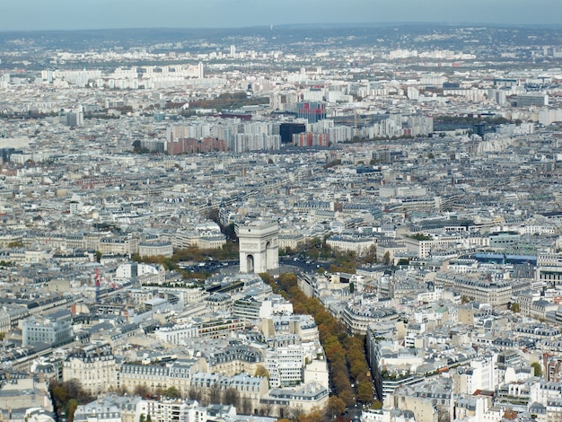 無料写真 モダンな高層ビルと並外れた古代建築のあるパリの空中ショット