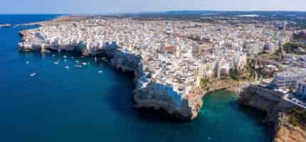 무료 사진 아드리아 해와 polignano a mare 마을, apulia, 남부 이탈리아의 도시의 공중 촬영