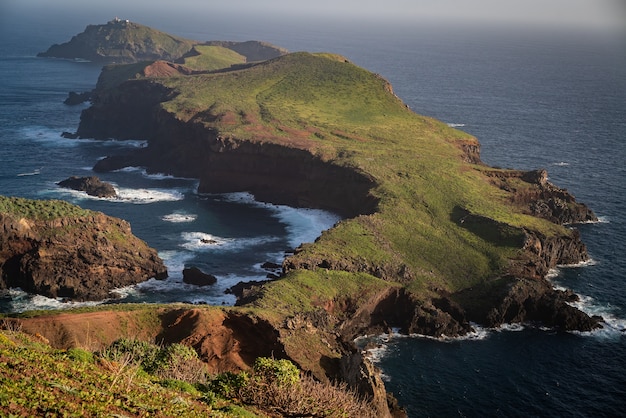 無料写真 ポルトガル、大西洋の真ん中にある島、マデイラ島の東端の空中ショット