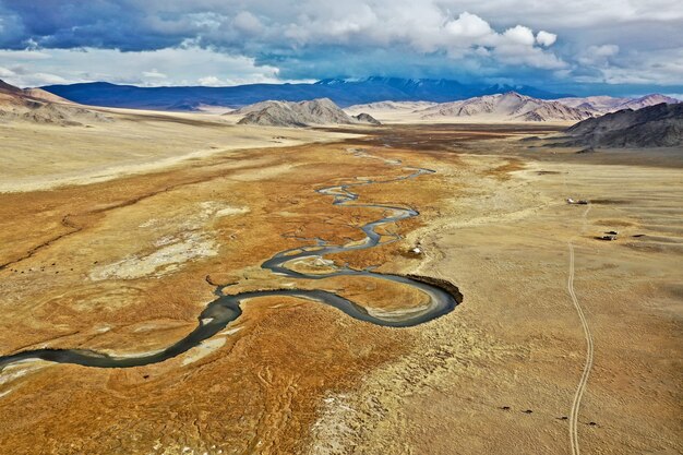 モンゴルのオルホン川の空中ショット