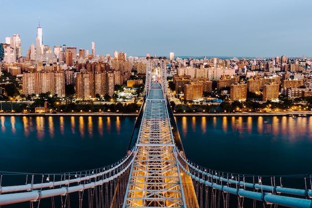 Воздушная съемка моста Квинсборо и зданий в Нью-Йорке