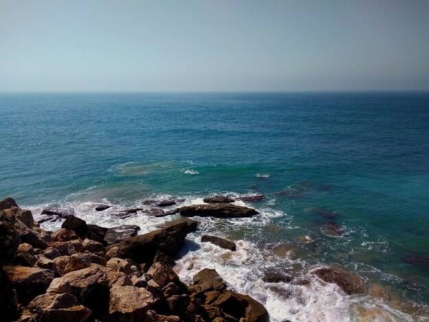スペイン、カディスの岩の多いビーチの空中ショット。