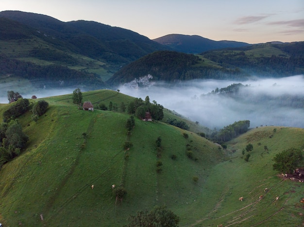 트란실바니아, 루마니아의 놀라운 산 풍경에 작은 집의 공중 촬영