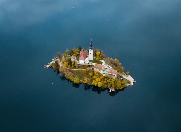 Воздушный снимок небольшого острова с домами в середине океана