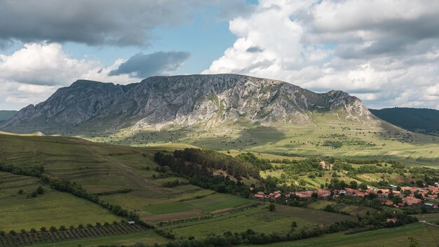 Аэрофотоснимок небольшой деревни среди удивительных горных пейзажей в Трансильвании, Румыния