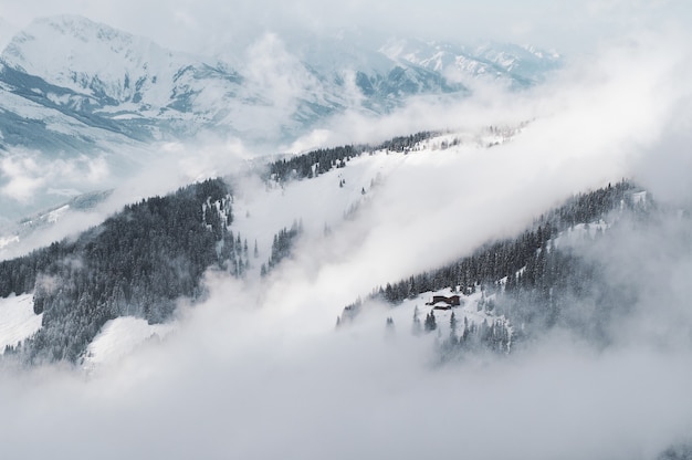 ツェルの雪に覆われた山の空中ショットはオーストリアのゼーカプルーン