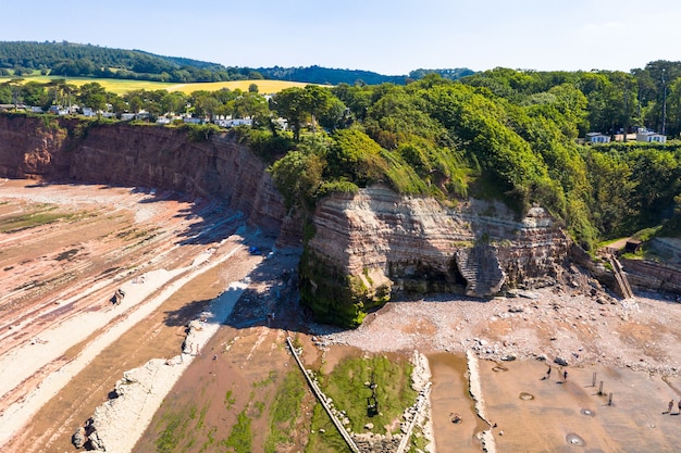 Free photo aerial shot of st audries bay and waterfall in west quantoxhead on sunny summer day