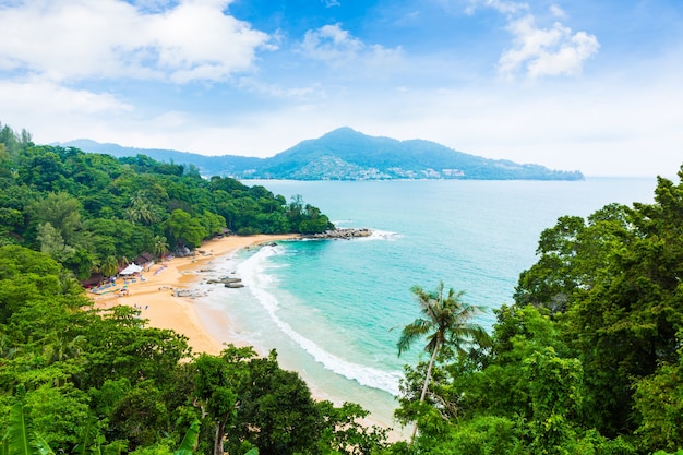 Foto gratuita ripresa aerea di un'isola tropicale