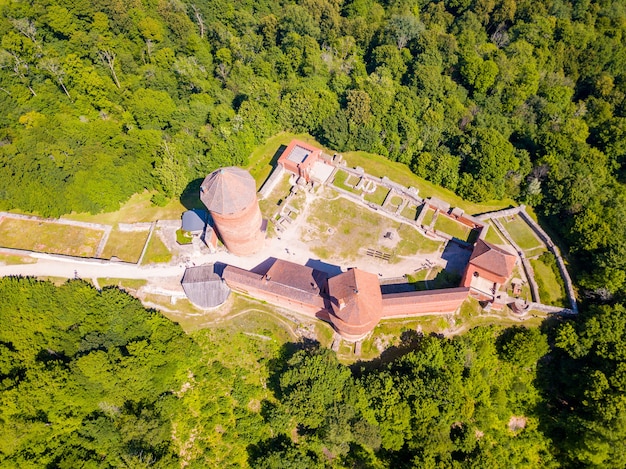 Foto gratuita ripresa aerea del castello di turaida, sigulda