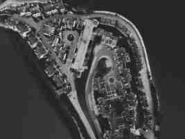 Free photo aerial shot of an urban island in black and white