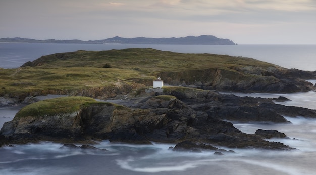 Free photo aerial shot of the valdovino cliffs in galicia, spain