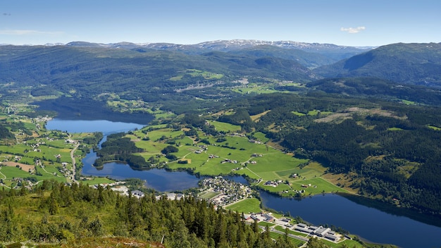 Аэрофотоснимок муниципалитета Воссеванген в окружении покрытых зеленью гор в Норвегии.