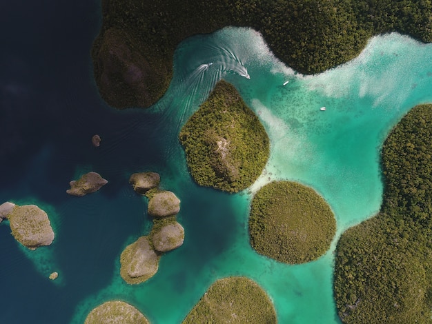 Riprese aeree delle isole wayag, raja ampat, papua occidentale, in indonesia