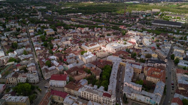 その通り、古い住宅、市庁舎、教会などの美しい古代ウクライナ都市チェルノフツィの中心部の空中夏の景色。美しい町。