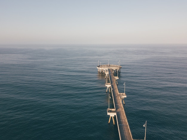 Free photo aerial sunrise view of the venice beach pier near santa monica