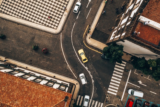 曲がりくねった道を運転している車の空中上面図