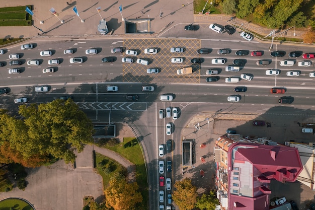Вид сверху на перекресток с автомобильным движением, современные городские перекрестки и перекрестки
