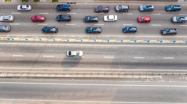 高速道路 都市交通の概念に多くの車の道路自動車交通の空中のトップビュー プレミアム写真 高速道路 都市交通の概念に多くの車の道路自動車交通の空中のトップビュー プレミアム写真