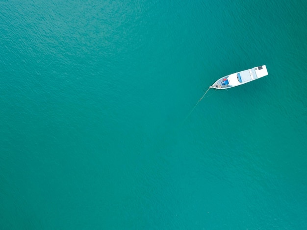 열대 바다 푸켓 섬에 있는 전통 목조 어선의 항공 탑 뷰 사진 여름날 아름다운 청록색 바다 여행 및 여행을 위한 공간 이미지 복사 프리미엄 사진