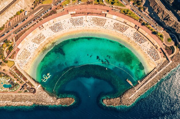 スペインのグランカナリア島の海岸の空中上面図