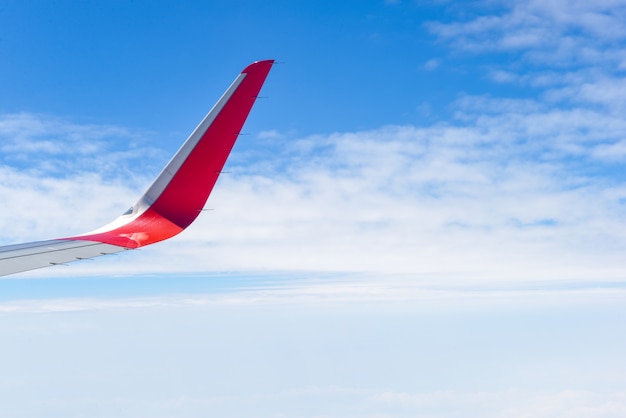 飛行機の翼の空撮